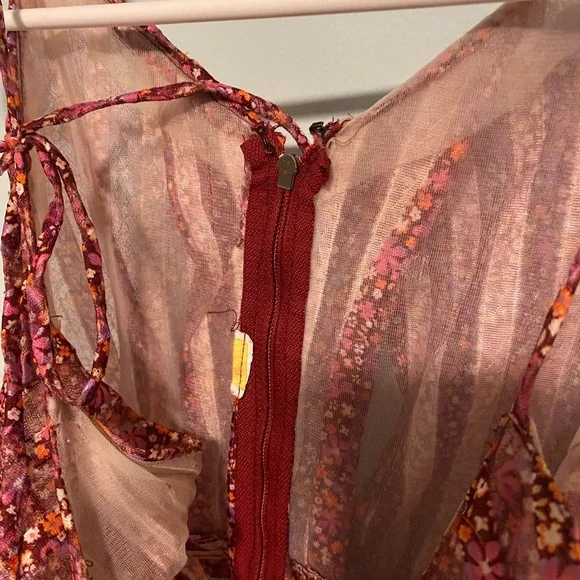 Elegant Red Sleeveless Dress - Picture 3 of 4